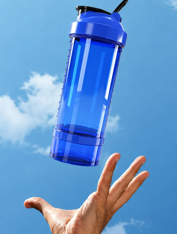 Coqueteleira azul lançada ao céu